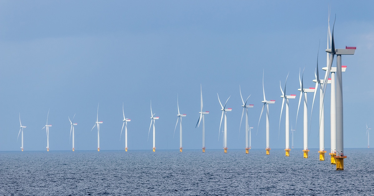 Rad med vindkraftverk i en havsbaserad vindkraftspark